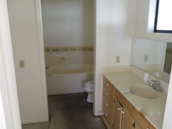 4th image of 408 Circle Dr