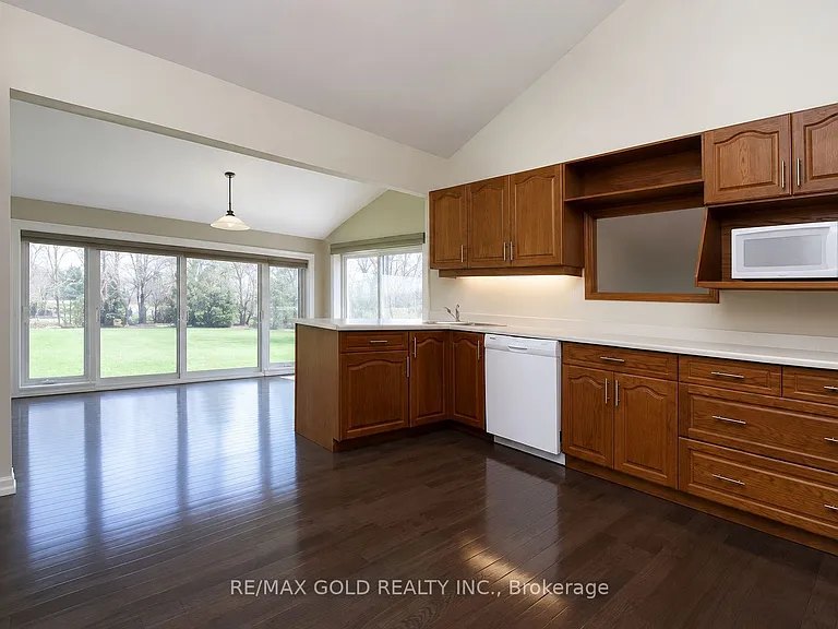 14611 Bramalea Rd — Photo 7