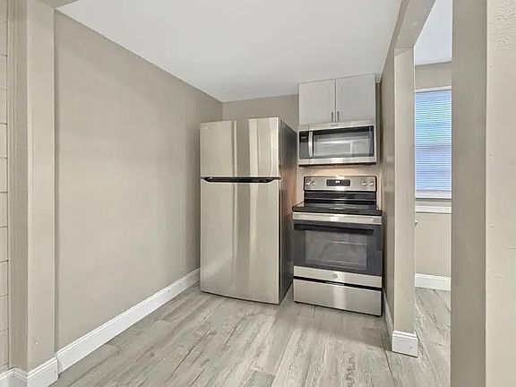 4th image of 104 S Beechtree St Unit B