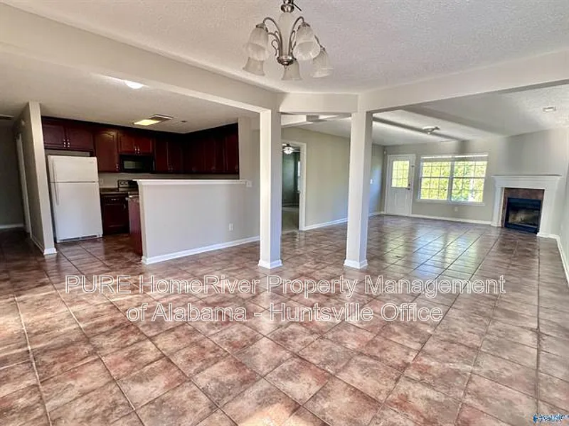 4 bed, 3.0 bath, 2656 sqft, $1,995 — Photo 2