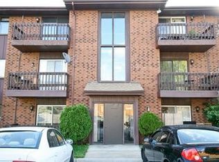 15807 Aspen Ct APT 102, Oak Forest, IL 60452