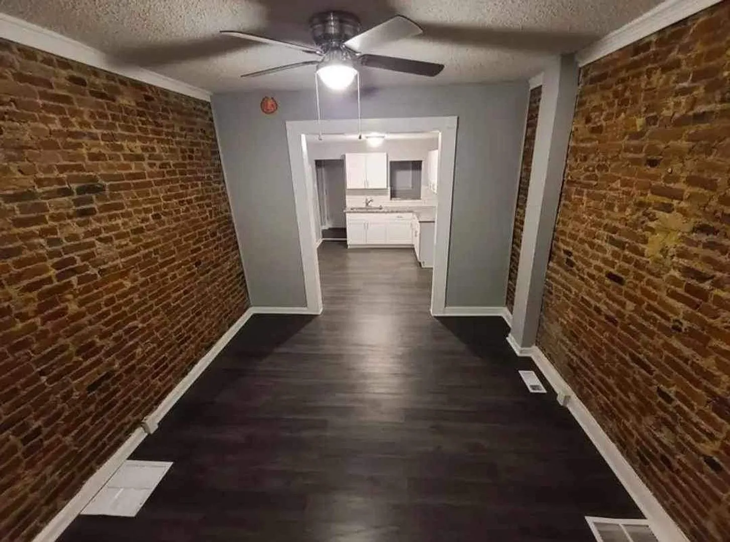 3 Bedroom 1 Bathroom Townhouse — Photo 4