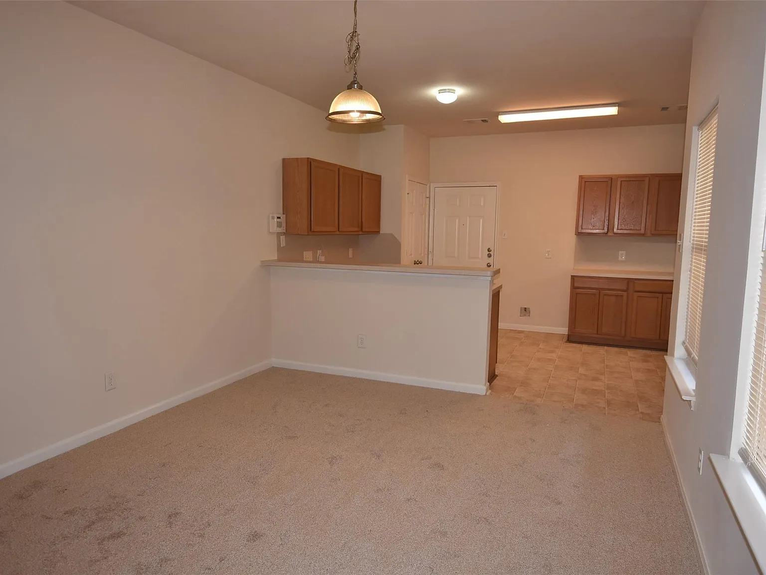 3 bed, 2.5 bath, 2098 sqft, $1,900 — Photo 4