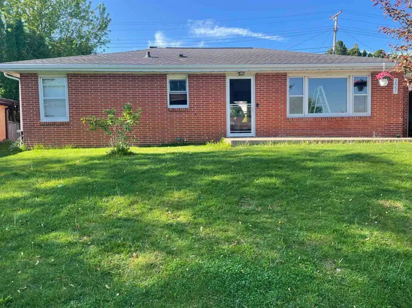 227 Saint Ann Ave, Dickeyville, WI 53808