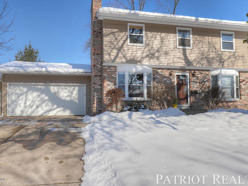 1st image of 2225 Elmwood Dr SE