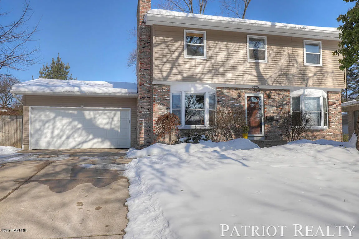 2225 Elmwood Dr SE photo 1