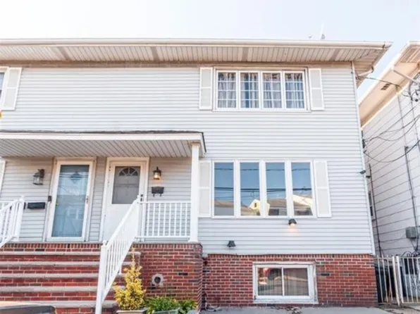 136 Suburbia Terrace image 1 of 7