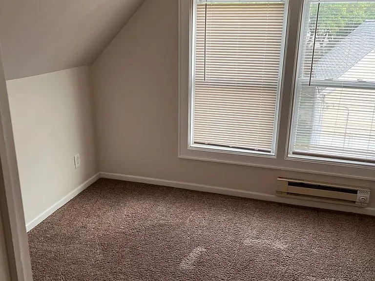 Large Spacious 4 Bedroom UPPER with Large Living Room and Dining Area!! — Photo 18