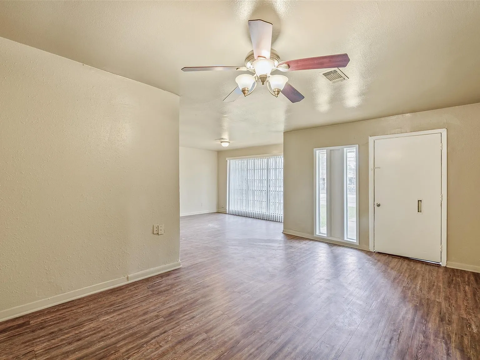 3 bed, 1.5 bath, 1370 sqft, $1,400 — Photo 3