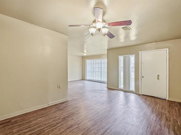 5503 S Acres Dr — Photo 3