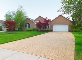 43 Greenmeadow Dr, Lancaster, NY 14086