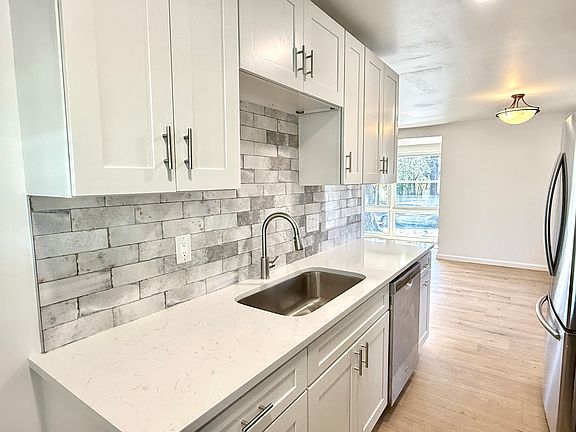 5th image of 541 E Woodlawn Rd