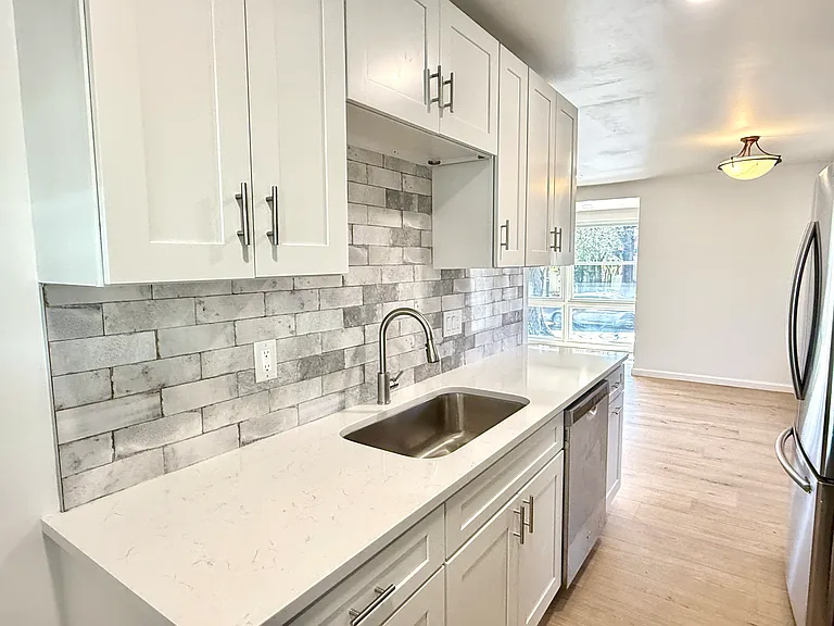 541 E Woodlawn Rd — Photo 5
