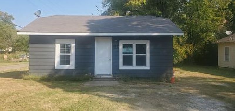 1st image of 223 W Main St