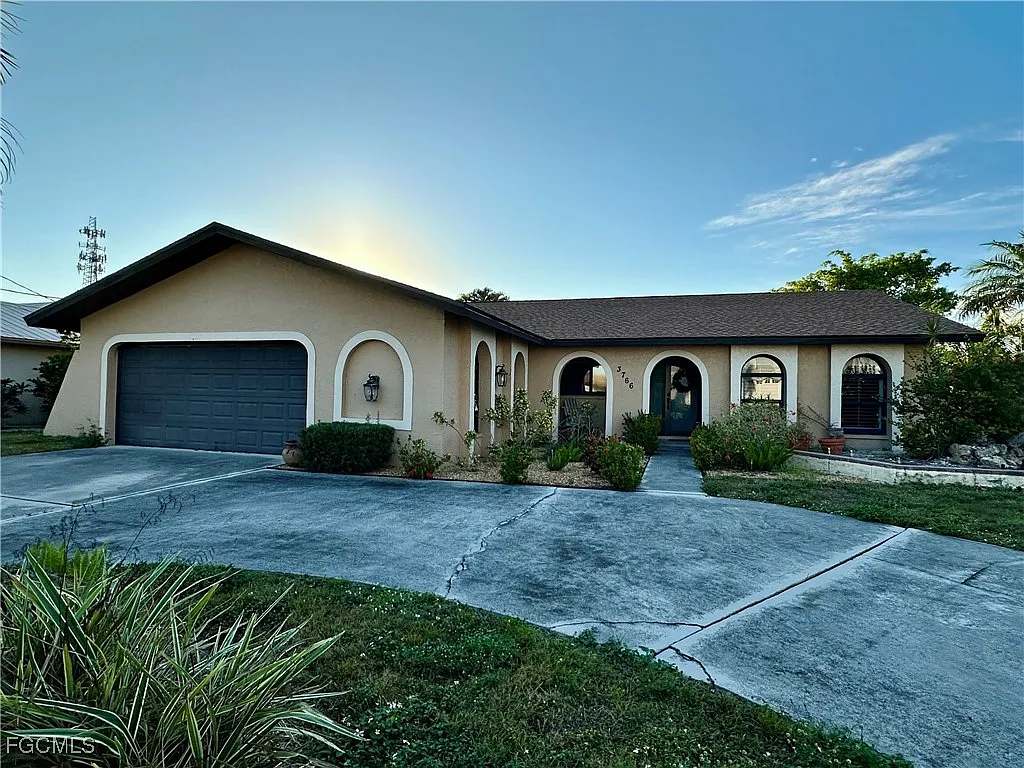 3 bed, 2.0 bath, 2048 sqft, $2,500 — Photo 2