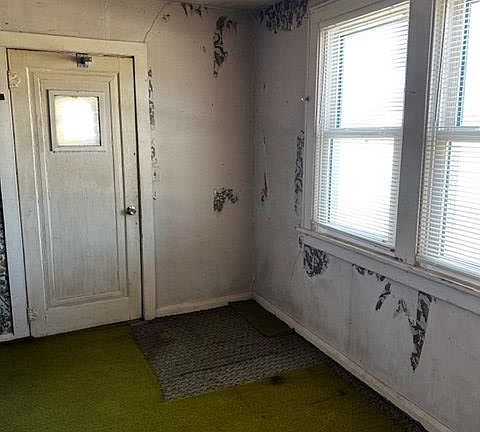 4th image of 112 E Main St