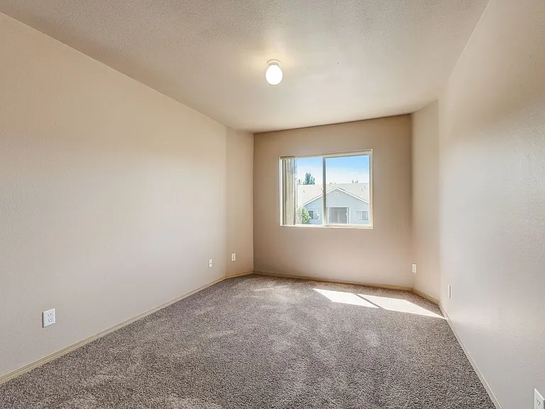 Gateway Village Apartments — Photo 55