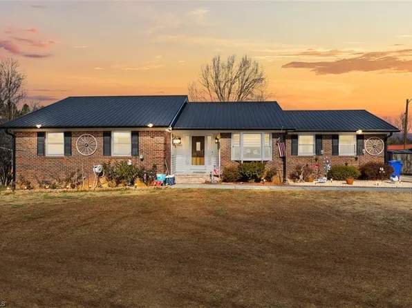 193 Deerfield Country Rd, Randleman, NC 27317