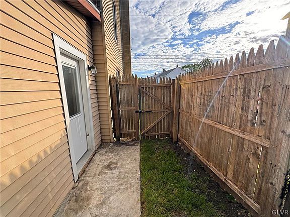5th image of 1397 Stewart St