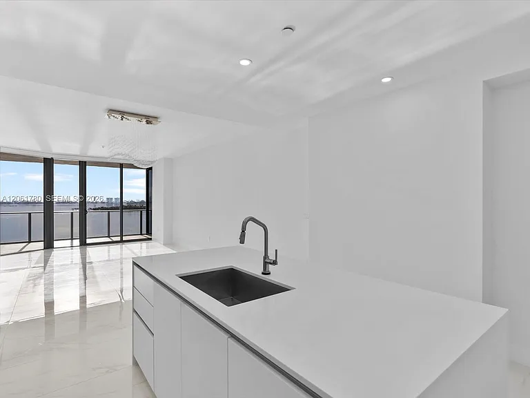 700 NE 24th St #503 — Photo 2
