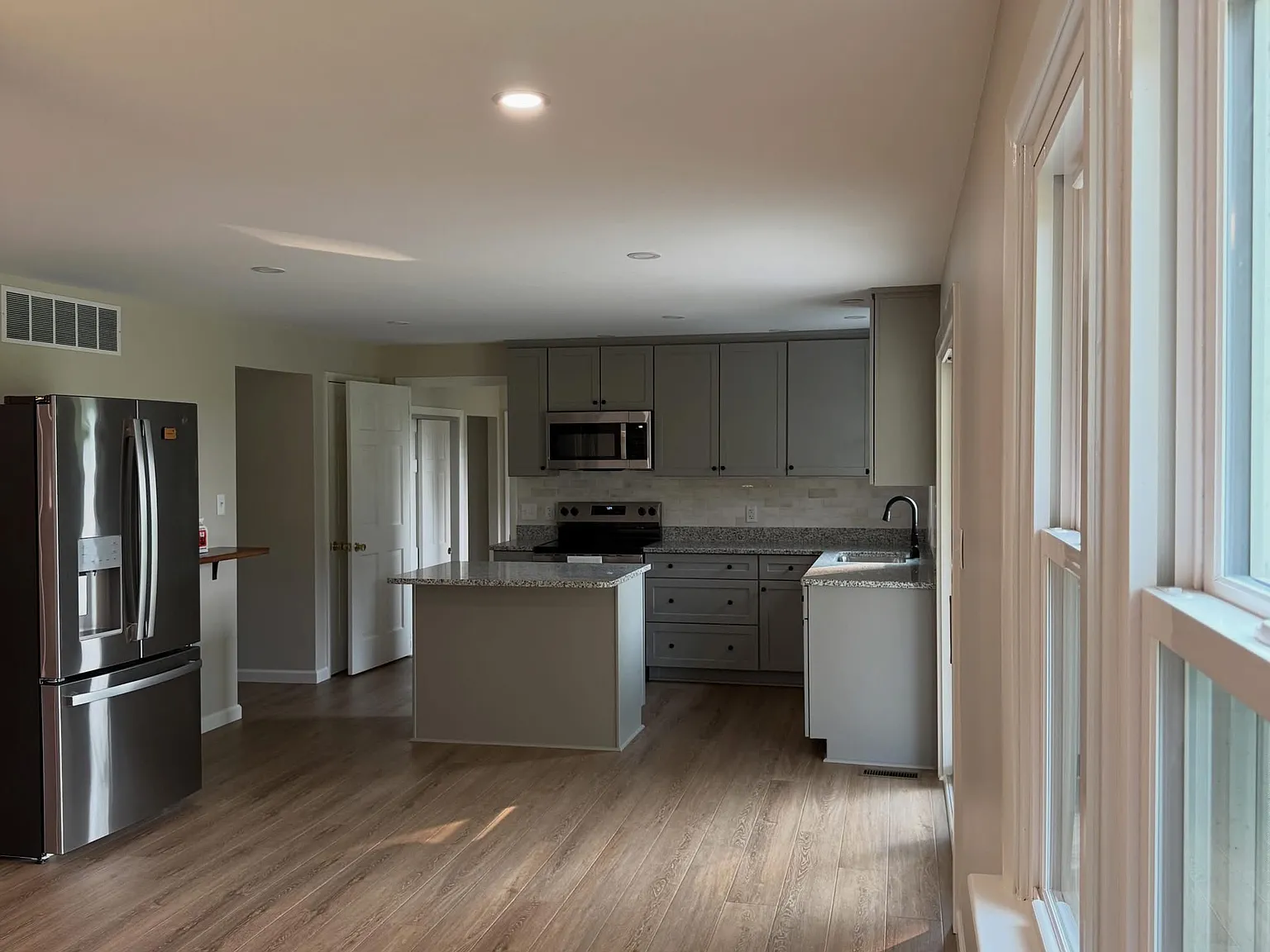 3 bed, 2.5 bath, 1856 sqft, $3,200 — Photo 3