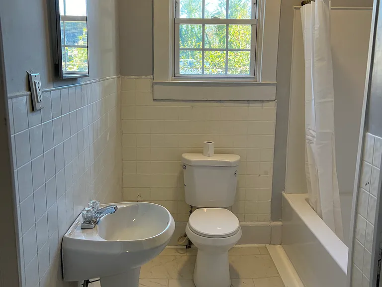 581 Hugh St — Photo 7