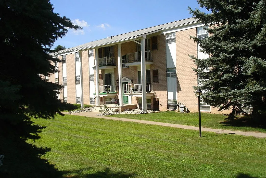 Hermitage Hills Apartments — Photo 4