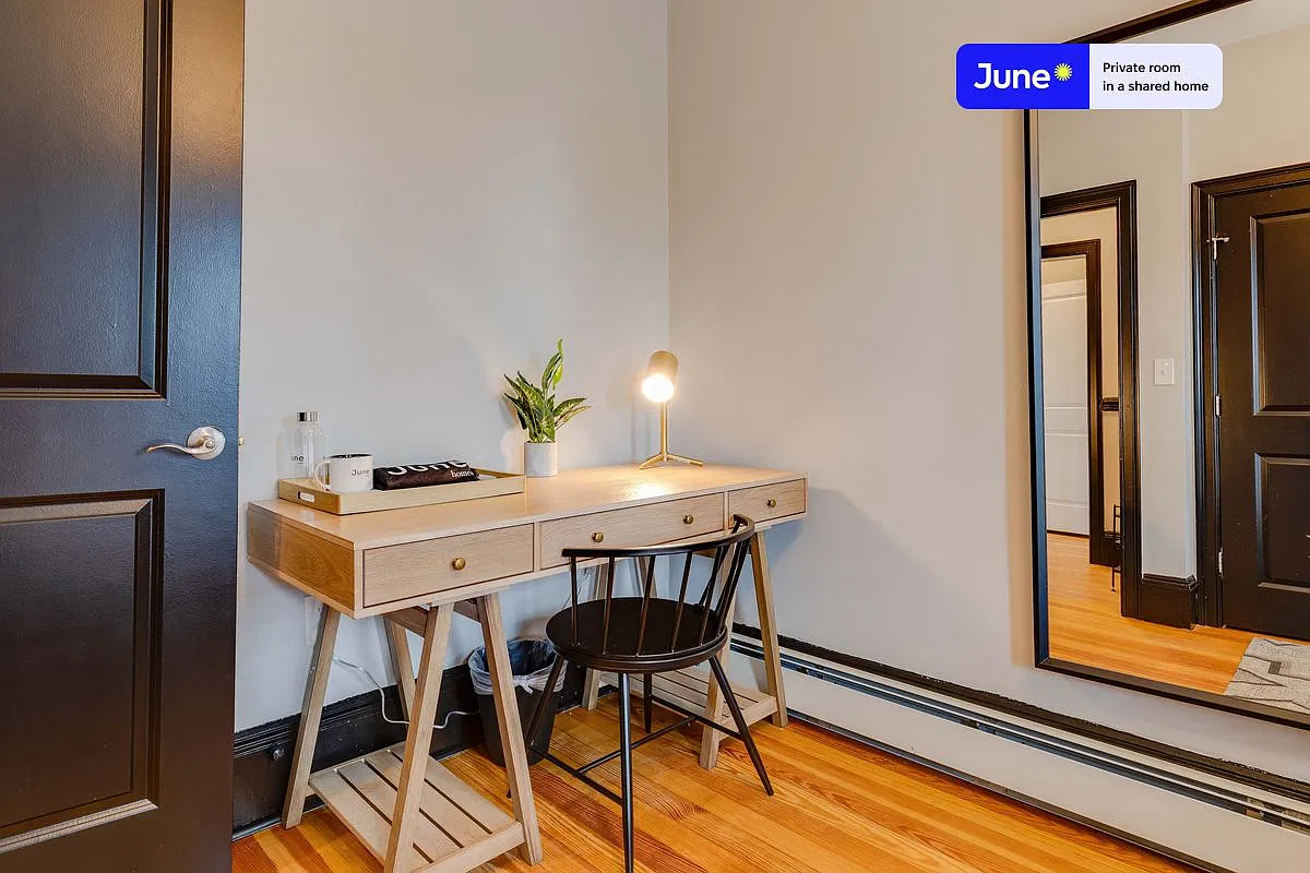 Queen bedroom in 4 bed/1.5 bath home in South Boston #194 3A — Photo 4