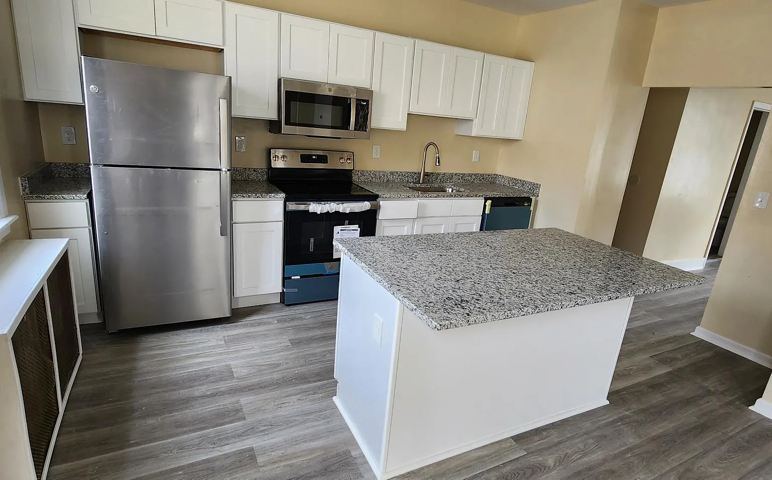 4 bed, 1.5 bath, 1400 sqft, $2,500 — Photo 1