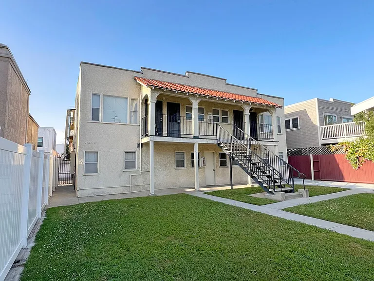 1153 E Appleton St — Photo 12