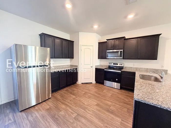 5 bed, 2.5 bath, 2542 sqft, $1,850 — Photo 4