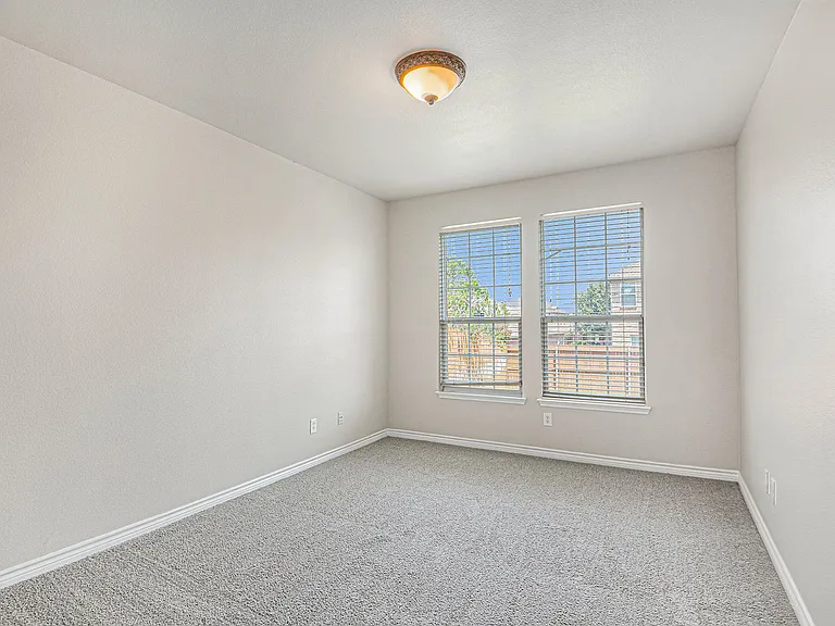 605 Port Royale Way — Photo 18