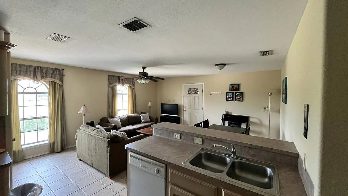 1 bed, 850 sqft, $1,200 — Photo 2