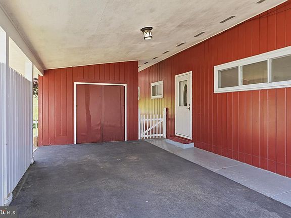 3rd image of 2060 Sandalwood Ct