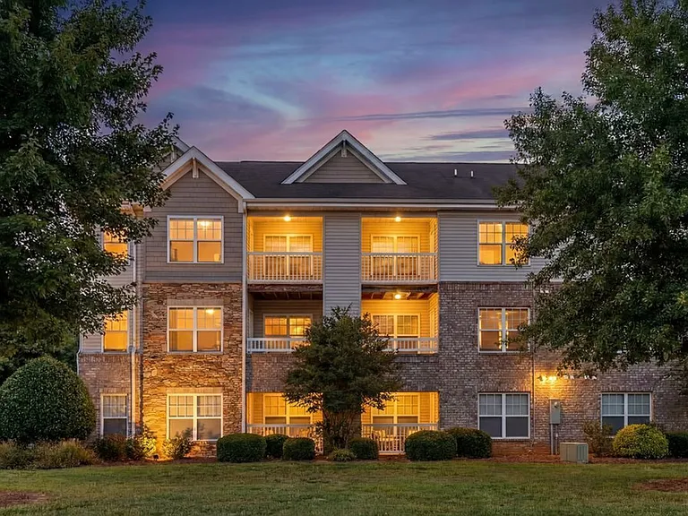 Stratford at Hillcrest Apartments Exterior
