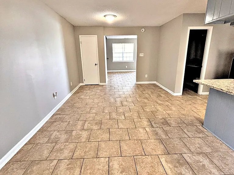 209 Cloverleaf Dr — Photo 10