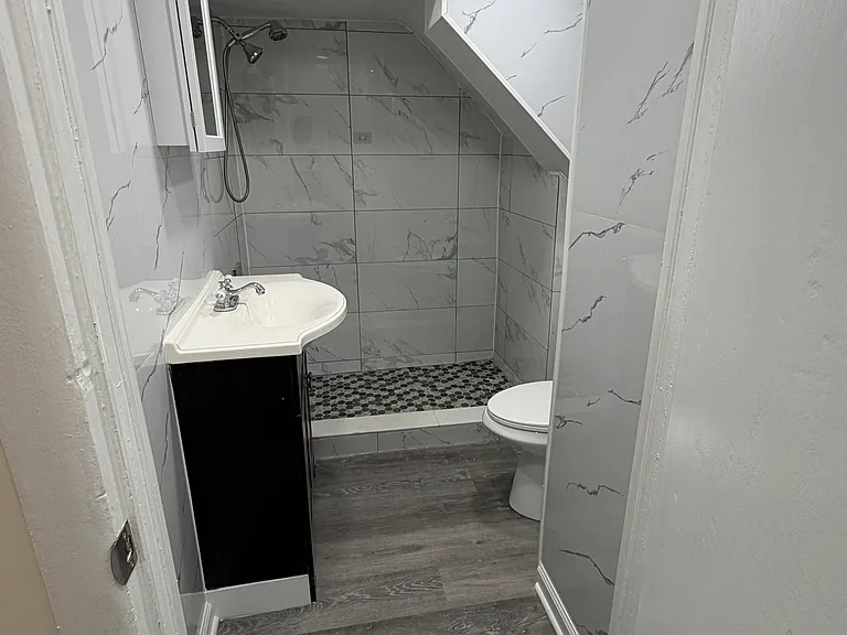 208 E 16th St #1 — Photo 6