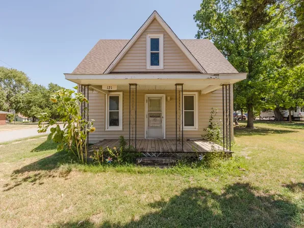 121 S Highland St, Conway Springs, KS 67031