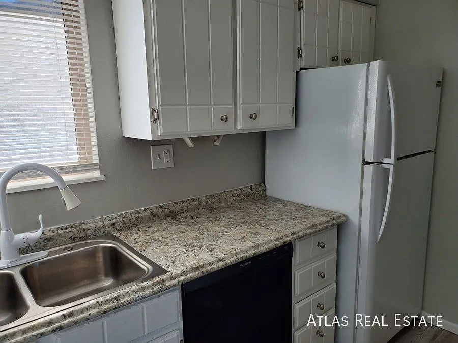 Building Photo - 4319 Dewey Dr #4