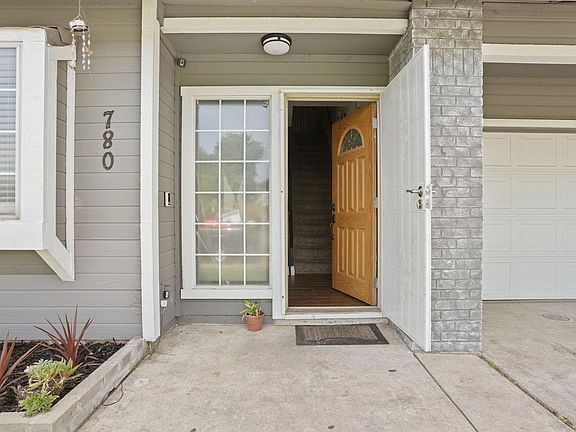 3rd image of 780 Lyonia Dr