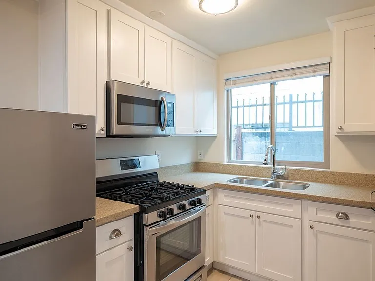 1222 W 39th St #16 — Photo 11