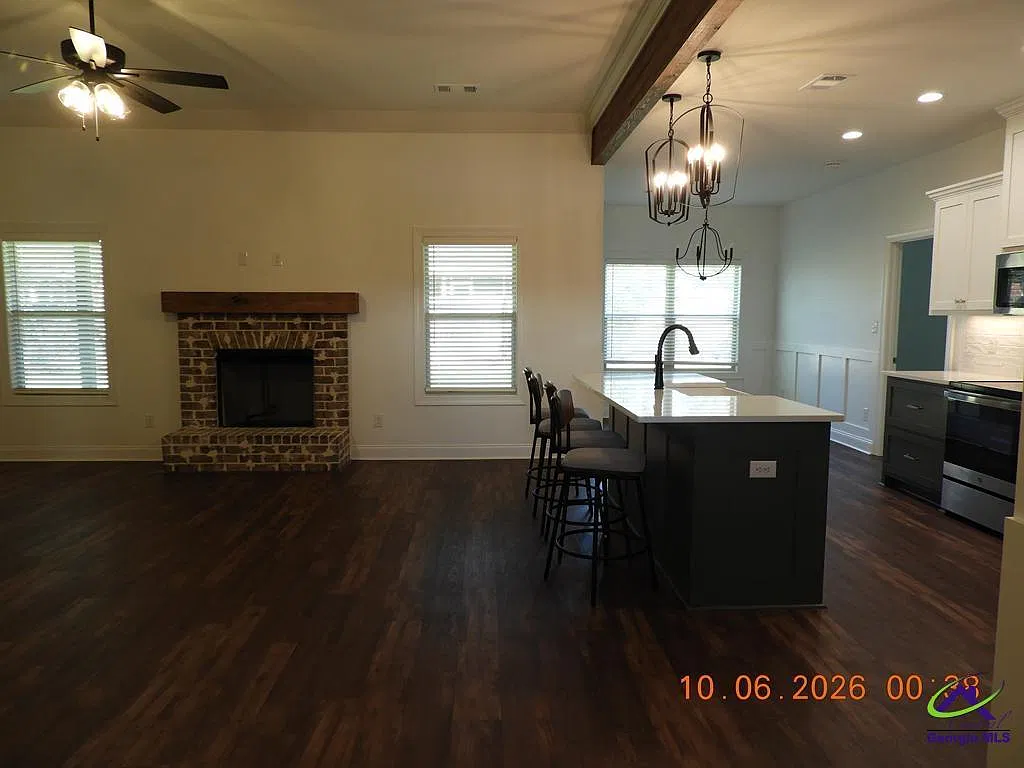 4 bed, 2.0 bath, 1986 sqft, $2,100 — Photo 2