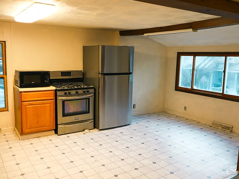 43 Park Ave #B — Photo 2