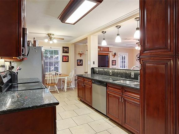 5th image of 1482 Greenwood Dr