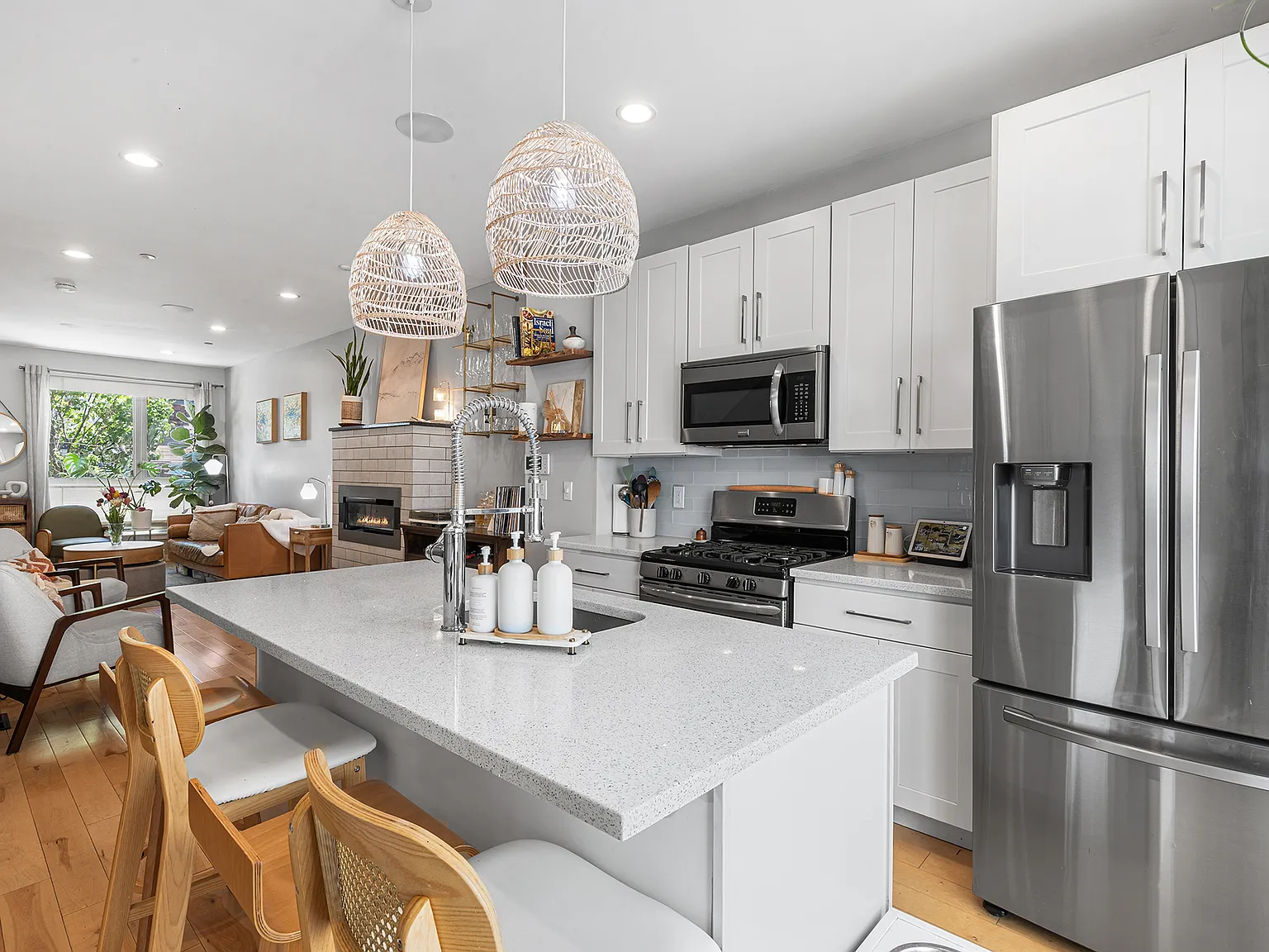 3 bed, 2350 sqft, $3,200 — Photo 3