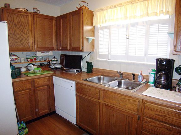 Bright eat-in kitchen w/newer appliances
