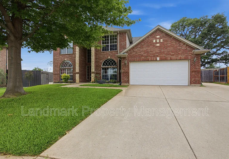 2115 Lexington Dr — Photo 2