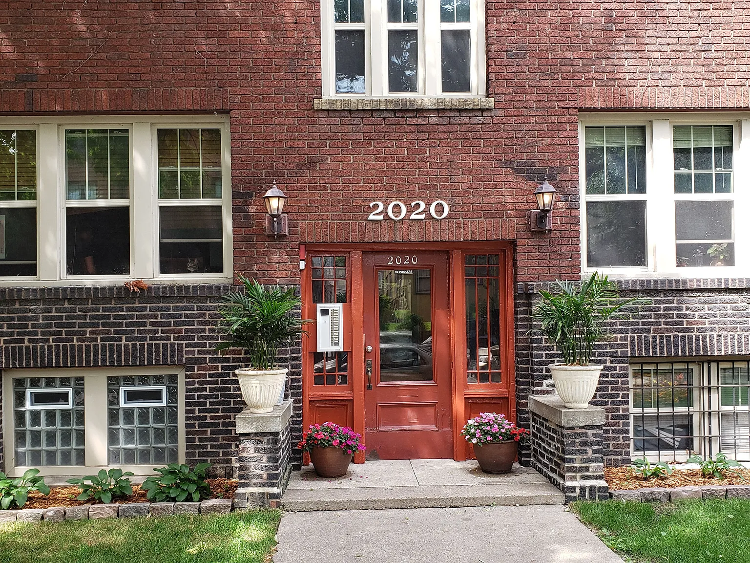 1 bed, 1.0 bath, 700 sqft, $1,095 — Photo 2