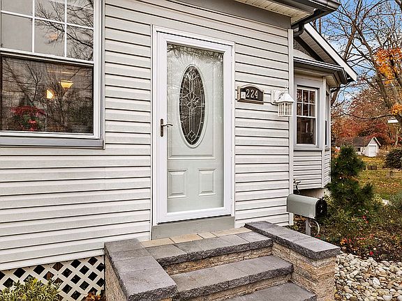 4th image of 224 Plymouth Pl