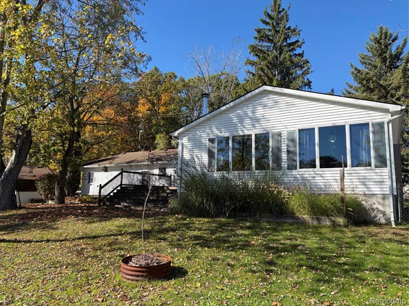 8913 Riverside Dr, Brighton, MI 48116